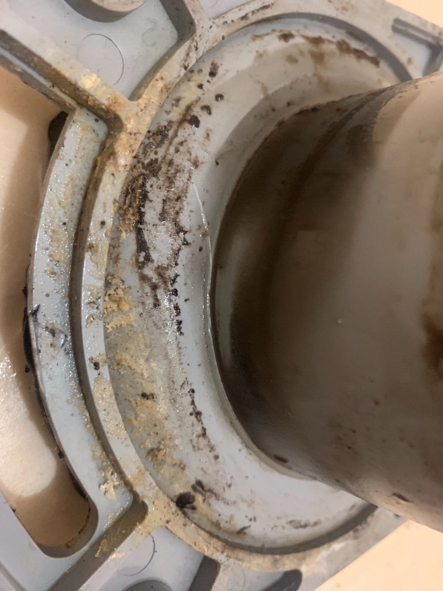 ④取り外したフランジを見てみるとヒビが入っており、そこから水漏れし、床にカビが発生していた原因とわかりました。